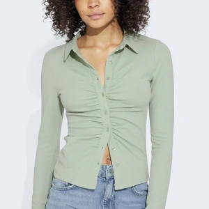 Helt ny tröja bikbok  - Het ny grön trendig topp med krage och knappar från bikbok i storlek M