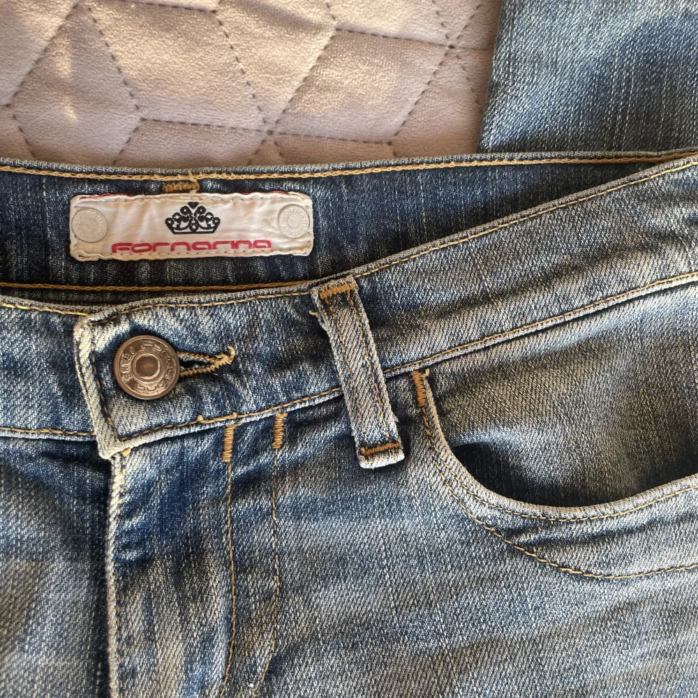 Low waist fornarina jeans, säljer då de blivit för korta på mig- 173cm🙌🏼 Älskar tvätten och superfint skick!! (Liten i storleken) Midjemått: 71 cm/ Innerbenslängd: 80 cm🫶🏼 Var riktigt trendiga i slutet av 90-talet. Jeans & Byxor.