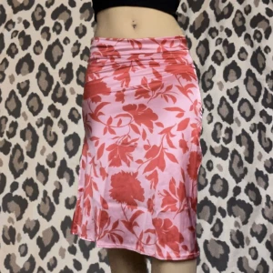 långkjol - jätte söta o sköna rosa kjolen med röda blommor på🌺 lite silkes aktigt material. Storlek 34/36 jag är 163cm💓knappt använd, man kan ha den lite kortare o även välja på lågmidja eller högmidjat