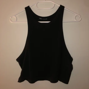 Svart tanktop från Zara - Svart tanktop från Zara i storlek L. Använd men väldigt lite. Nytt skick. Skriv om ni har frågor eller vill ha fler bilder💕 köparen betalar för frakten ❤️‍🩹