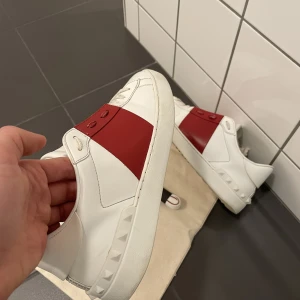 Valentino Garavani Open - Ett par riktigt snygga Valentinos i färgen röd. Skick 9/10 inga fläckar eller repor. Extra skosnören följer med. Storlek 40, lite stora. Nypris: Ca 6500kr. Skriv vid frågor, kan även skicka fler bilder. Mvh!