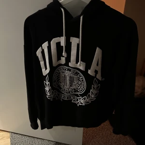 UCLA hoodie - Säljer denna fina mörkblå mysiga hoodie, kom privat för frågor eller bilder💕💕