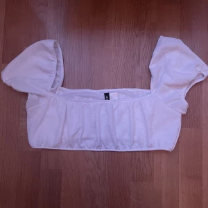 Vit topp - En gullig vit topp från h&m i storlek L säljer pga att det inte är min stil. Köparen står för frakt, pris kan diskuteras💞