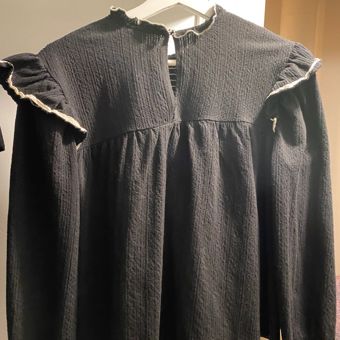 Svart blus med vita detaljer  - 90