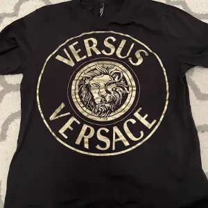 En nästintill oanvänd Versace tshirt. Tröjan är äkta. 