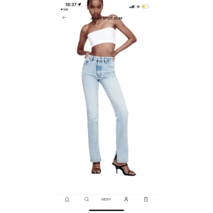 Jeans  - Jag säljer ett par jeans från zara ,med en liten slit längst ner ,storleken är 36 