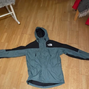 North Face skaljacka M - Använd som skidjacka under en vecka. Mycket bra skick. Inget slitage. Säljes då den är för liten.