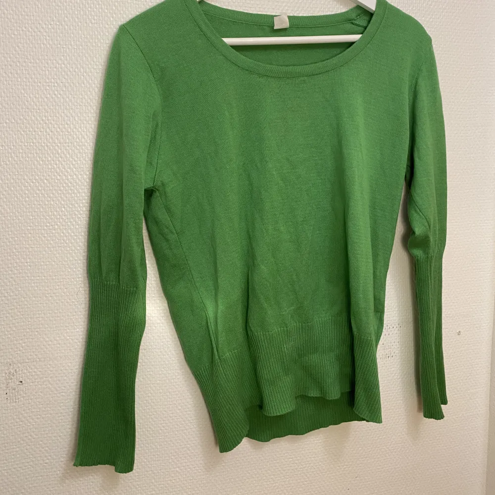 Grön långärmad tröja med tajtare ärmar och mage. Mycket bra skick, köpt på second hand. Skriv pm för fler frågor!❣️. Tröjor & Koftor.