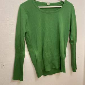 Grön långärmad tröja med tajtare ärmar och mage. Mycket bra skick, köpt på second hand. Skriv pm för fler frågor!❣️