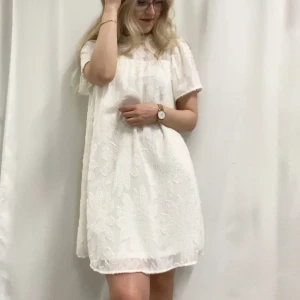 Vit klänning - Såååå söt vit klänning med blommor på. Perfekt till studenten! Aldrig använd.