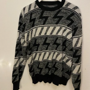 90-tals tröja - Stickad mönstrad tröja i 90-tals stil, väldigt varm å bra kvalitet/skick! Köpt på secondhand. Passar XS-M beroende på vilken passform som önskas. Skicka pm om du har fler frågor❣️🔆