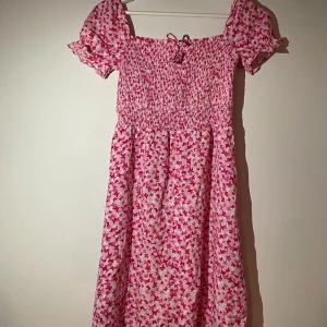 Rosa klännin - Aldrig använt, har bara testat den. Säljer den pga fel storlek. Köpt från NewYorker i storlek xs