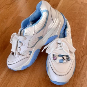 Axel Arigato - Catfish Lo - Feta 90-talsinspirerade sneakers. Helt oanvända! Nypris 2400kr