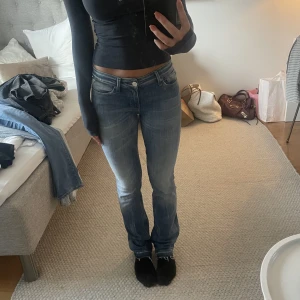 Lågmidjade jeans - Säljer ett par jättesnygga Lågmidjade jeans i en perfekt washblå färg! Skriv för fler bilder💗