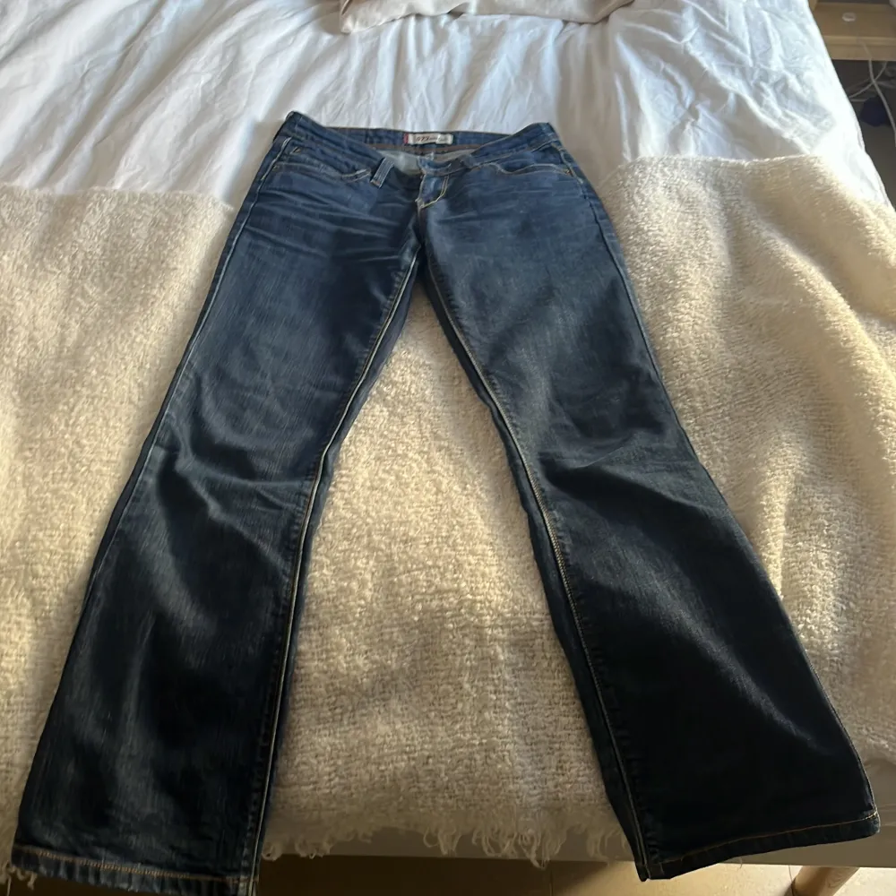 Lewis jeans köpta för 280 secondhand på pop boutique. Säljer pga att de är för korta. De är Boot cut 572. Jeans & Byxor.