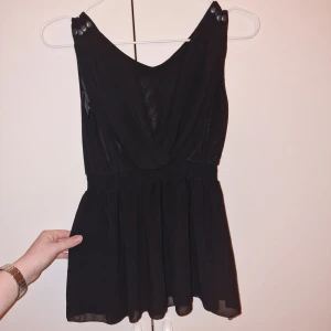 Blus - Super fin och söt svart blus, knappt använd