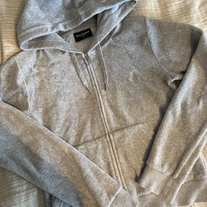 JUICY COUTURE GRÅ - Grå juicy couture hoodie i senaste modellen. Jättefint skick på tröjan, ser ut som ny och känns som ny❣️storlek S Säljer pga att jag inte använder den längre🥰 Nypris: 1199kr Mitt pris: 500kr Spårbar frakt på 66kr tillkommer🚚