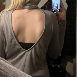 Tröja med öppen rygg  - Säljer denna ursnygga polon med öppen rygg. Aldrig använd utan bara testad. 