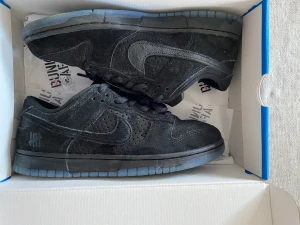 Sp Dunk low undeafeated  - Använt 1 gång. Kommer med extra sulor och snören.