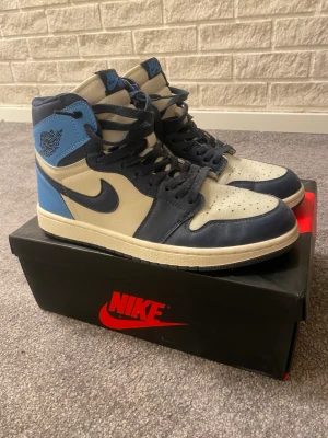 Jordan 1 obsidian  - Säljer mina Jordan 1 obsidian som jag inte använt eftersom jag sparar skor och väntar till det går upp i värde. Har box till och är i storlek 44. För mer bilder och info skriv till mig