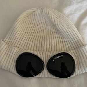 Cp company mössa  - Jätte bra skick säljs för att de börjar bli varmare ute 