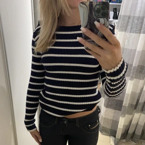 Randig tröja - Marinblå/svart randig stickad tröja som inte kommer till användning längre. 