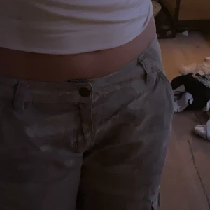 Lågmidjade cargos - Otroligt snygga lågmidjade bootcut cargo byxor från Pimkie. Bara använd runt tre gånger. Köpt för 290 från humana🙌 Har två knappar ifall att dem blir för små i midjan.