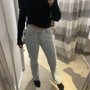 Jeans - Fina ljusblåa jeans som är köpa på carlings men som inte används längre. Finns ett snöre i midjan för att kunna spänna dem mer diskret. 