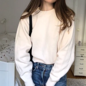 Zara stickad tröja - En mysig ljus beige stickad tröja från Zara💗  Storlek M men passar som en XS-S Har lite större ärmar och tajtare i midja ville ger en fin siluett