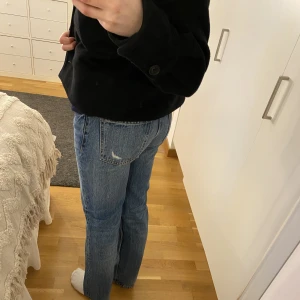 ZARA JEANS MED HÅL - Säljer nu dessa fina jeans från Zara med hål på ena knäet☺️ De är i väldigt bra skick. Jag är runt 165 lång för referens 