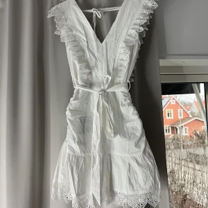 Vit klänning  - Perfekt studentklänning, köparen står för frakten💕