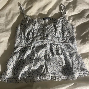 Brandy Melville linne  - Fint blommigt linne nästan oanvänt kanske använt 2 gånger justerbara band så passar alla mellan xs-m skulle jg säga ❤️❤️