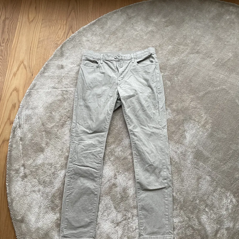 Ett par gråa manchesterbyxor från Uniqlo. Storlek: M. Jeans & Byxor.