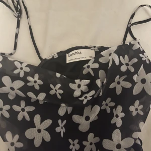 Klänning  - Klänning från bershka knappt använd då ja inte passar i klänningar 🙌🏼💐