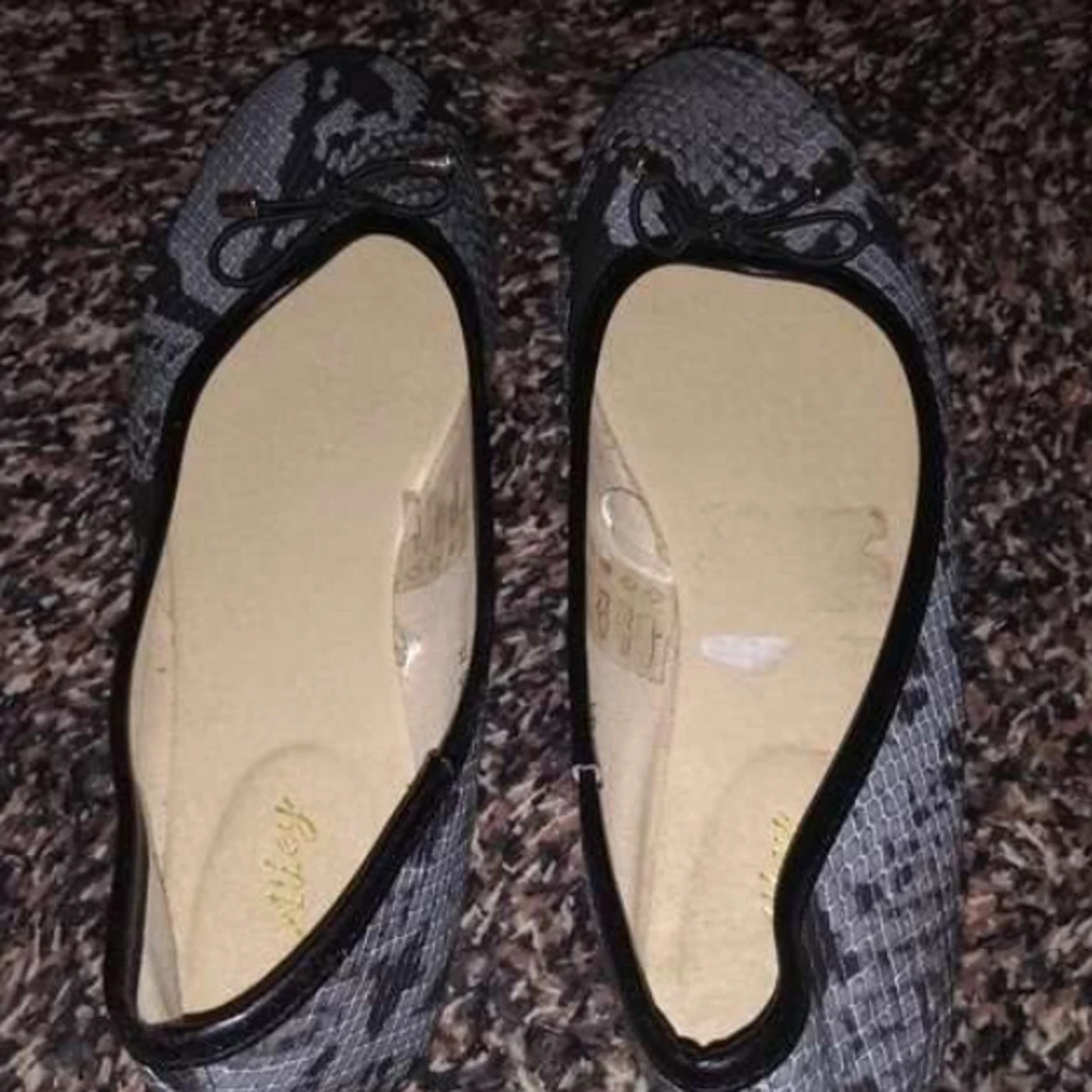 Fina tjej skor.Stl 37 står för frakten  - 90