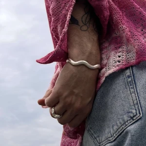 Armband i silver, LOUIS ABEL - Armband från Louis Abel, nypris 3,8-4k. Använd endast ett fåtal gånger. Säljes med orginalförpackningen.  