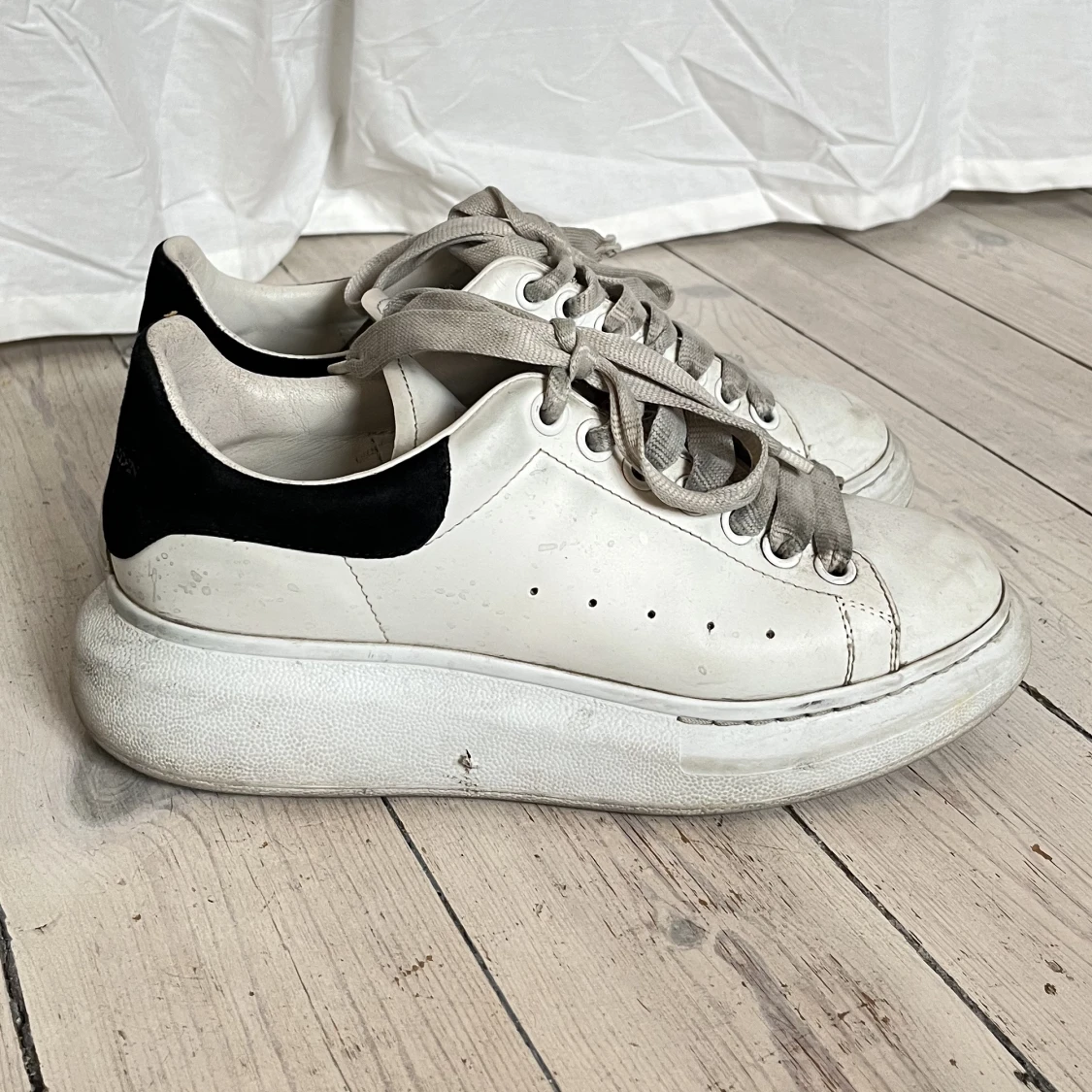 Alexander McQueen Sneakers Vita Svarta Äkta - 90