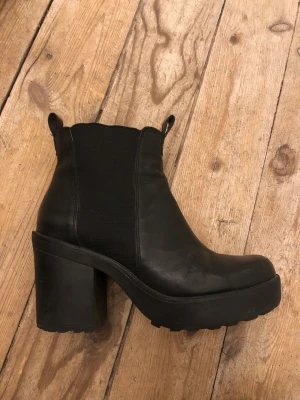 Vagabond Boots - Boots/pumps/stövletter från Vagabond. Har en liten platå. Använda, men hela och rena. 