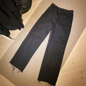 Svarta jeans  - Säljs pga att de inte passar. Bra kvalitet trotts det är shein. Inga tecken på användning. Högmidjade 