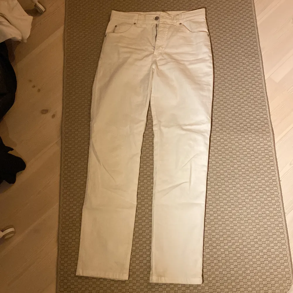 Jättefina vita jeans ifrån flash. Byxorna passar inte därför är bilden tagen på golvet . Jeans & Byxor.