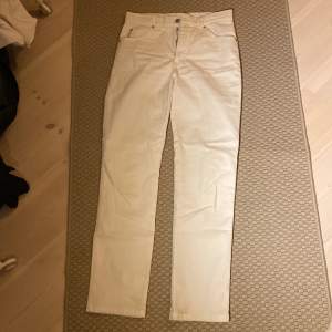 Jättefina vita jeans ifrån flash. Byxorna passar inte därför är bilden tagen på golvet 