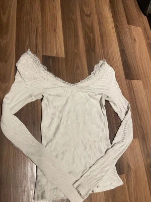 Tröja - Förliten för mig, men sitter ändå fint. Inget trasigt på tröjan.  Köparen står för frakten. 