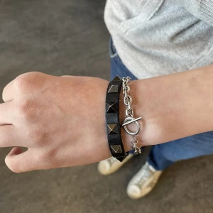 Valentino armband - Säljer detta valentinoarmband perfekt till en snygg outfit! Använt skick och köptes för ungefär 1 år sedan för 2200kr, säljer för 500💞💞