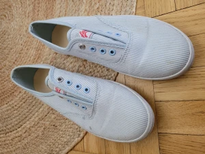 Tygskor randiga 36-37 - Snygga ljusblå/randiga tygskor ca  stl 36-37. Resår i plösen. Perfekta till vår o sommar! Sparsamt använda, välvårdade. Fraktkostnad tillkommer. 