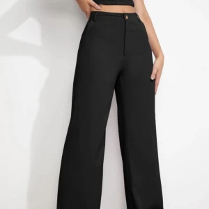 Svarta tygbyxor - Säljer dessa svarta byxor från Shein i storlek M pga att de var förstora för mig som är storlek S. Aldrig använda  Nypris 175 kr