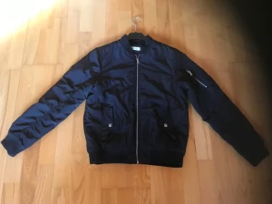 Svart snygg jacka  - Svart jacka från H&M som passar både till tjej och kille. Lagom tjock till våren hösten eller mild vinter. 