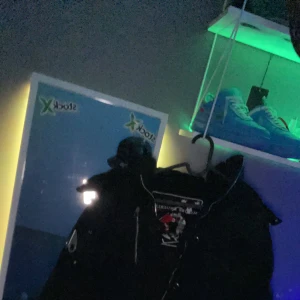 Moose knuckles jacka - Säljer min moose då den var lite stor och inte passar mig så bra köpt i slutet av december och sen dess mest står i garderoben strlk medium skriv för frågor eller bilder,äkta, nyskick finns i Norrköping!