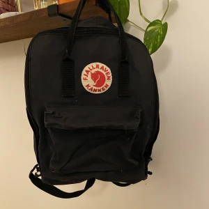 Fjällräven väska - Säljer min fina fjällräven väska i graphite, nypris 1000kr