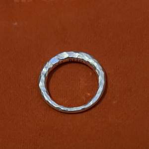 💍 All Blues- thin carved snake ring  ▫️ 925 Sterling silver  ▫️Size 52 Väl använd, de karvade detaljerna är betydligt slätare än vid inköp och ev. Lite mörkare på vissa ställen, men putsat och desinfekterat innan försäljning.