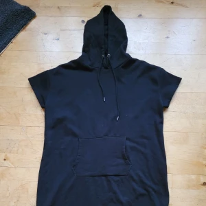 Hoodie klänning  - Säljer en jättemysig hoodieklänning! I nyskick. 100 kr + 54 kr i spårbar feakt. 